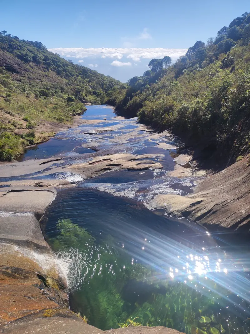 Rio de águas claras formando poços naturais entre a mata do Caparaó